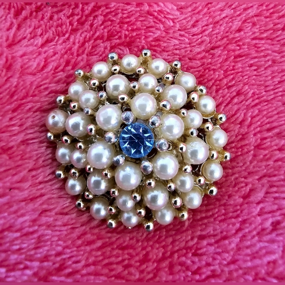 Brilliant lovely 1950 pearl dome cluster bauble blue rhinestone center brooch - Picture 6 of 6